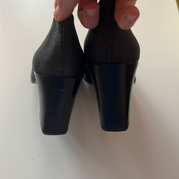 Donald J Pliner gold/ black shiny block heel pumps - Picture 4 of 7